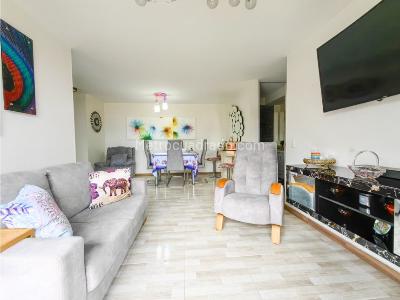 Apartamento de 3 alcobas en venta en Loma De Los Bernal, Medellín, 76 m² · foto 2 de 20