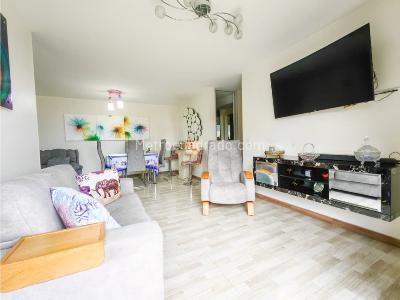 Apartamento de 3 alcobas en venta en Loma De Los Bernal, Medellín, 76 m² · foto 3 de 20