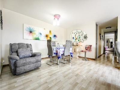 Apartamento de 3 alcobas en venta en Loma De Los Bernal, Medellín, 76 m² · foto 8 de 20