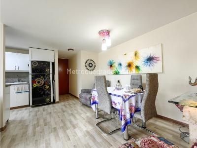 Apartamento de 3 alcobas en venta en Loma De Los Bernal, Medellín, 76 m² · foto 11 de 20