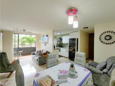 Apartamento de 3 alcobas en venta en Loma De Los Bernal, Medellín, 76 m² · foto 13 de 20
