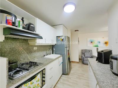 Apartamento de 3 alcobas en venta en Loma De Los Bernal, Medellín, 76 m² · foto 15 de 20