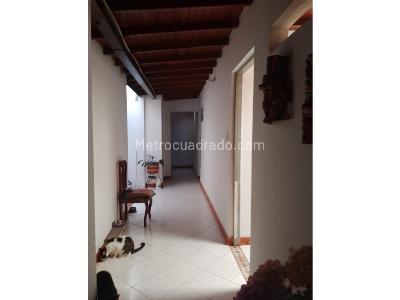Casa de 3 alcobas en venta en San Javier, Medellín, 97 m² · foto 2 de 8