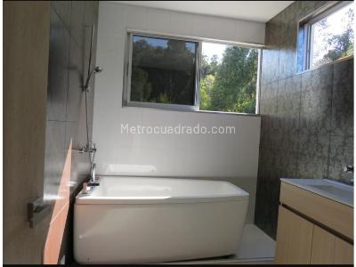 Casa de 3 alcobas en venta en Loma Del Escobero, Envigado, 450 m² · foto 2 de 20