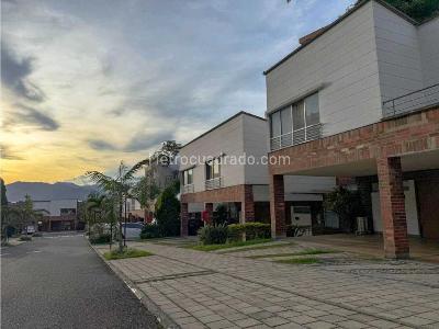 Casa de 3 alcobas en venta en Loma Del Esmeraldal, Envigado, 198 m² · foto 2 de 14
