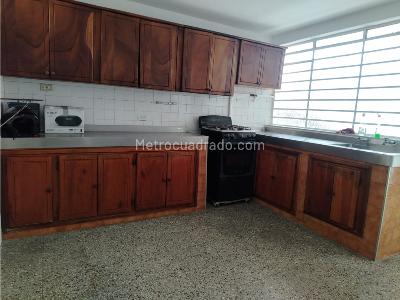 Casa de 5 alcobas en venta en Calasanz, Medellín, 340 m² · foto 2 de 15