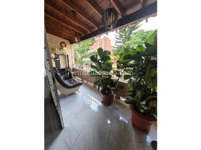 Casa de 5 alcobas en venta en 1er Parque Laureles, Medellín, 212 m² · foto 2 de 17