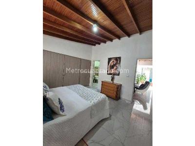 Casa de 5 alcobas en venta en 1er Parque Laureles, Medellín, 212 m² · foto 3 de 17