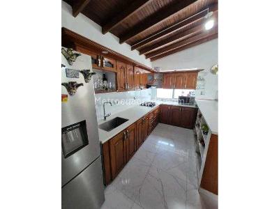 Casa de 5 alcobas en venta en 1er Parque Laureles, Medellín, 212 m² · foto 8 de 17