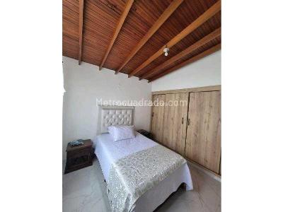 Casa de 5 alcobas en venta en 1er Parque Laureles, Medellín, 212 m² · foto 9 de 17