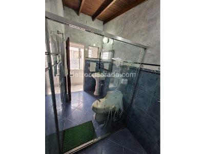 Casa de 5 alcobas en venta en 1er Parque Laureles, Medellín, 212 m² · foto 11 de 17