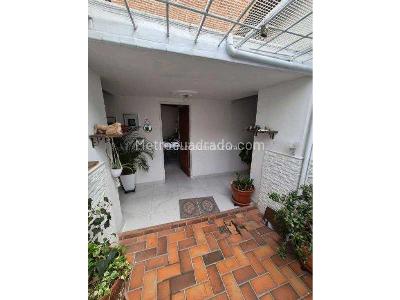 Casa de 5 alcobas en venta en 1er Parque Laureles, Medellín, 212 m² · foto 14 de 17