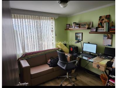 Apartamento en venta en La Almeria, Medellín · foto 2 de 13