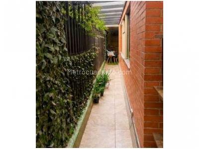 Apartamento de 3 alcobas en venta en Loma De Los Bernal, Medellín, 131 m² · foto 5 de 10