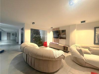 Casa de 5 alcobas en venta en Los Colores, Medellín, 630 m² · foto 2 de 18