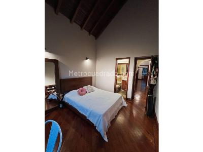 Casa de 5 alcobas en venta en Loma Del Escobero, Envigado, 321 m² · foto 10 de 20