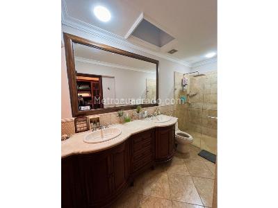 Casa de 5 alcobas en venta en Loma Del Escobero, Envigado, 321 m² · foto 17 de 20