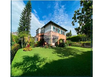 Casa de 4 alcobas en venta en El Poblado, Medellín, 753 m² · foto 4 de 8