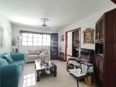 Casa de 4 alcobas en venta en Conquistadores, Medellín, 151 m² · foto 3 de 16