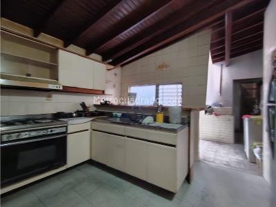 Casa de 5 alcobas en venta en Conquistadores, Medellín, 276 m² · foto 2 de 13