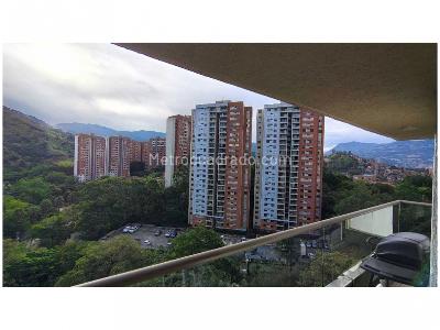 Apartamento de 3 alcobas en venta en Loma De Los Bernal, Medellín, 87 m² · foto 2 de 15