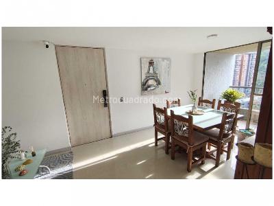 Apartamento de 3 alcobas en venta en Loma De Los Bernal, Medellín, 87 m² · foto 4 de 15