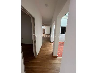Casa de 5 alcobas en venta en Lorena, Medellín, 203 m² · foto 2 de 8