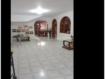 Casa de 4 alcobas en venta en Simon Bolivar, Medellín, 330 m² · foto 2 de 18