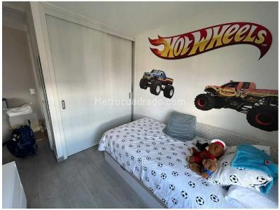 Apartamento de 2 alcobas en venta en Loma De Los Bernal, Medellín, 68 m² · foto 10 de 19