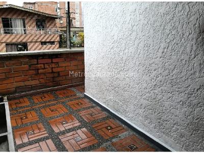 Apartamento de 2 alcobas en venta en La Milagrosa, Medellín, 74 m² · foto 2 de 14