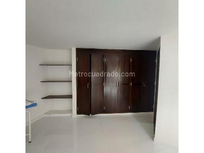 Apartamento de 1 alcoba en venta en Loma De Los Bernal, Medellín, 62 m² · foto 2 de 13