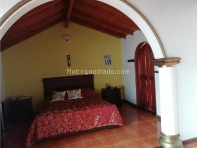 Casa de 5 alcobas en venta en La Alameda, Rionegro, 320 m² · foto 2 de 9