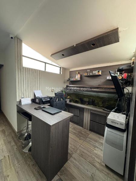 Spacious 3BR Apartment in Santa Monica - 2