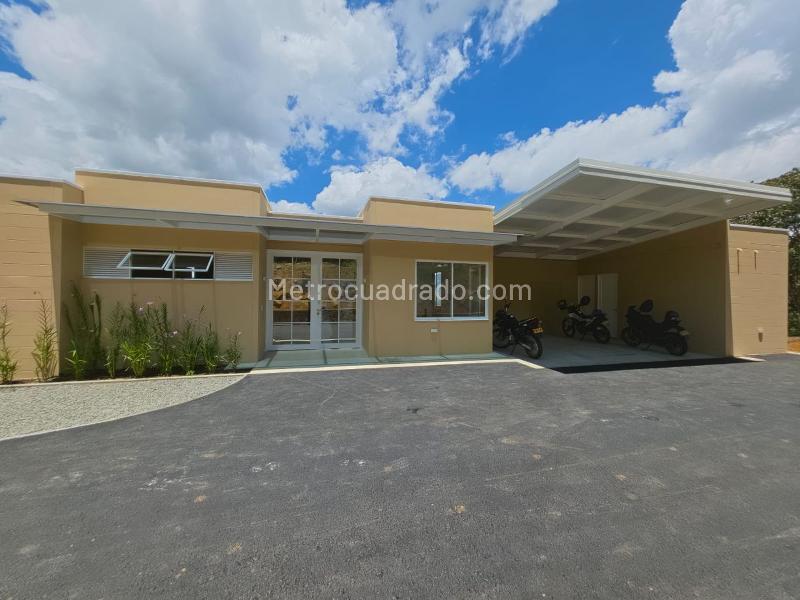 American-Style House with 2,500 m² of Green Space - 4