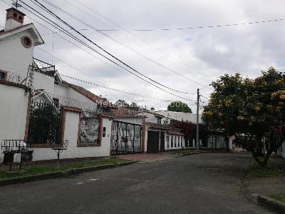 Casa de 5 alcobas en venta en Ilarco, Bogotá, 380 m² · foto 2 de 20