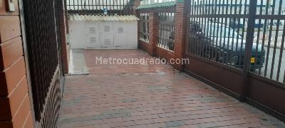 Casa de 5 alcobas en venta en Normandia, Bogotá, 383 m² · foto 3 de 16