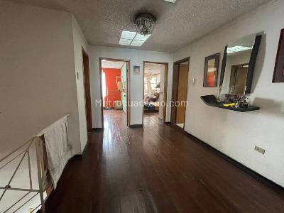 Casa de 3 alcobas en venta en San Miguel, Bogotá, 212 m² · foto 3 de 18