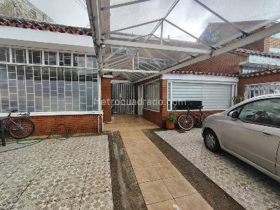 Casa de 5 alcobas en venta en Malibu La Alhambra, Bogotá, 250 m² · foto 2 de 20