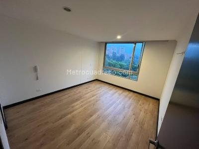 Apartamento de 3 alcobas en arriendo en Lagos De Cordoba Niza, Bogotá, 199 m² · foto 3 de 13