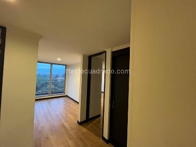 Apartamento de 3 alcobas en arriendo en Lagos De Cordoba Niza, Bogotá, 199 m² · foto 4 de 13