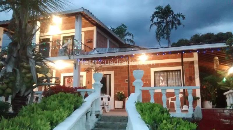 4BR Country House in Sopetran (6400 m²) for Sale