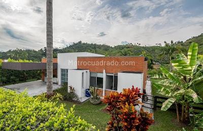 Casa de 3 alcobas en venta en Ciudadela Comfamiliar Boquia, Pereira, 220 m² · foto 2 de 20
