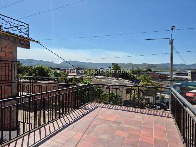 Casa de 4 alcobas en venta en San Antonio, Girardot, 184 m² · foto 3 de 20