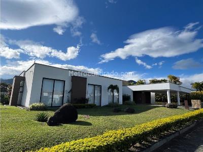 Casa de 3 alcobas en venta en Av Centenario Norte, Armenia, 1564 m² · foto 2 de 20