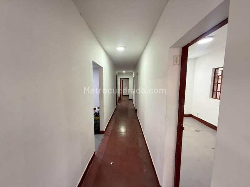 Commercial 5BR House in Calasanz - 3