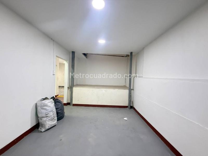 Commercial 5BR House in Calasanz - 4