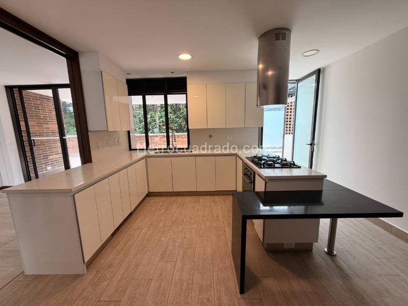 Apartamento Elegante de 4 Alcobas con Ascensor Privado en San Lucas - 2