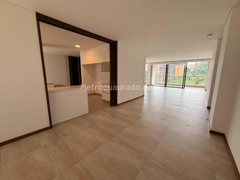 Apartamento Elegante de 4 Alcobas con Ascensor Privado en San Lucas - 3