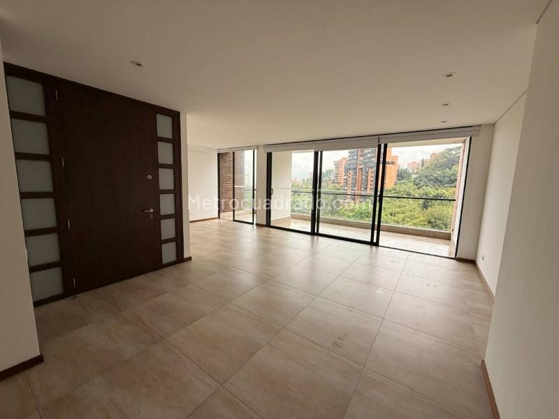 Apartamento Elegante de 4 Alcobas con Ascensor Privado en San Lucas - 4
