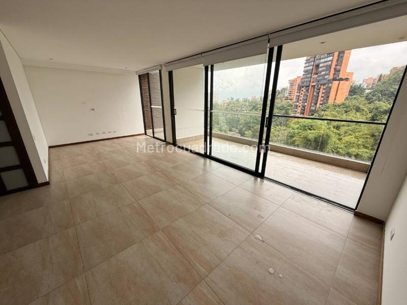Apartamento Elegante de 4 Alcobas con Ascensor Privado en San Lucas - 5